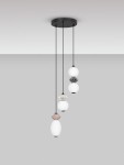 Lampa wisząca Monreta z trzema kloszami LED 20W w różnych kolorach, zwisająca na czarnych przewodach, z okrągłym, czarnym mocowaniem sufitowym. Klosze w formie kulistych i owalnych, z białym szkłem oraz dekoracjami w odcieniach szarości i beżu.