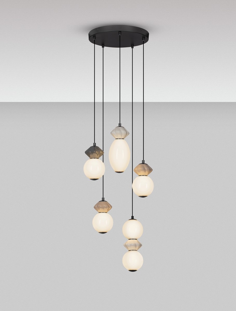 Lampa wisząca Monreta z pięcioma żarówkami LED, o mocy 28W, w czarnej oprawie. Klosze w różnych kształtach (kuliste i owalne) w odcieniach białym i szarym, zwisające na cienkich linkach z sufitu, tworzą nowoczesny design.