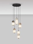 Lampa wisząca Monreta z pięcioma żarówkami LED, o mocy 28W, w czarnej oprawie. Klosze w różnych kształtach (kuliste i owalne) w odcieniach białym i szarym, zwisające na cienkich linkach z sufitu, tworzą nowoczesny design.