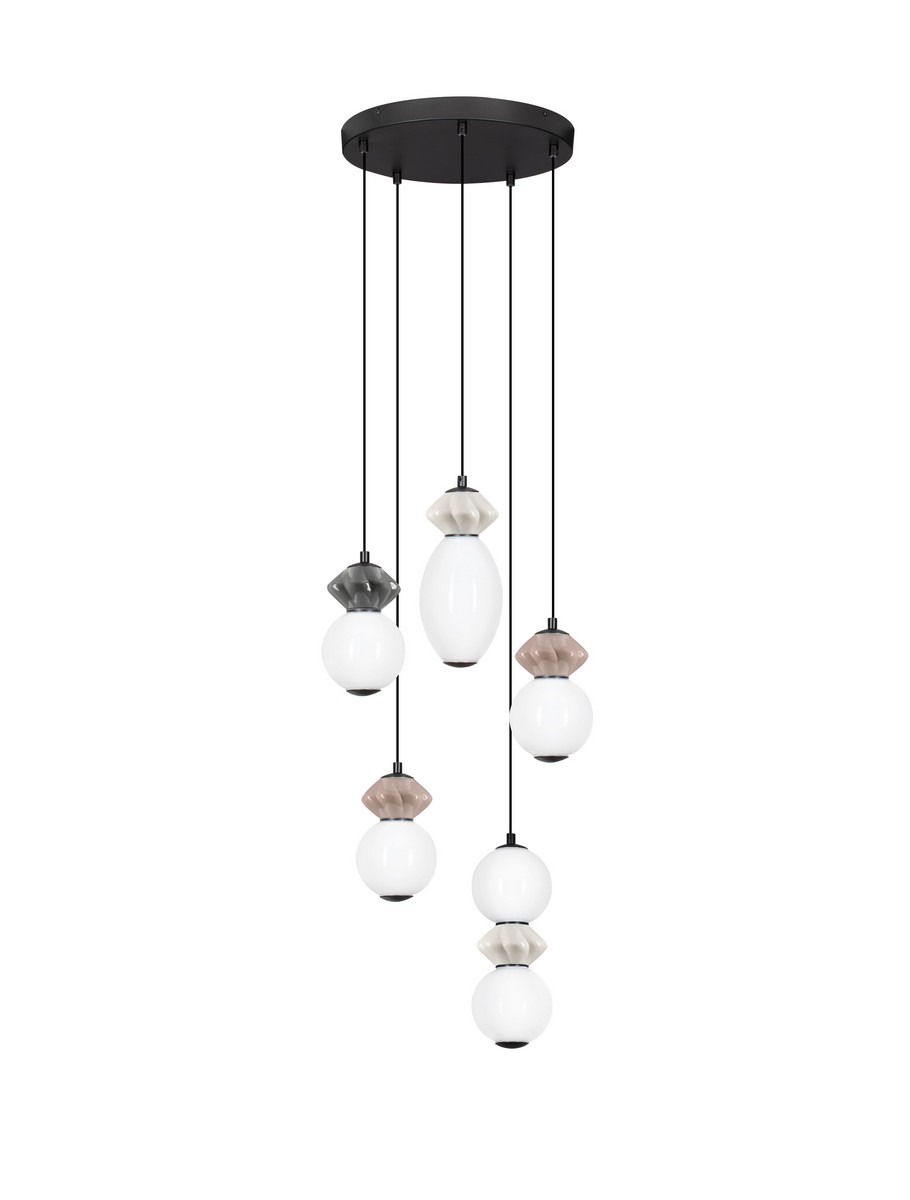 Lampa wisząca Monreta z pięcioma źródłami LED o mocy 28W. Klasyczna czarna podsufitka, zawieszone różnokolorowe klosze w białym, szarym i brązowym odcieniu, w różnych kształtach. Produkt wiszący, idealny do nowoczesnych wnętrz.