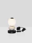 Lampa stołowa Monreta z kulistym kloszem w jasnoszarym kolorze i czarną podstawą. Wyposażona w LED 6W, z widocznym kablem z włącznikiem. Ujęcie z boku, na jasnym tle.
