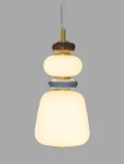 Lampa wisząca Felanzo z 1xLED 12W w złotej oprawie, składająca się z trzech okrągłych elementów w kolorach białym, niebieskim i brązowym. Kształt lampy przypomina kamienie. Zawieszona na przezroczystym przewodzie, na szarym tle.