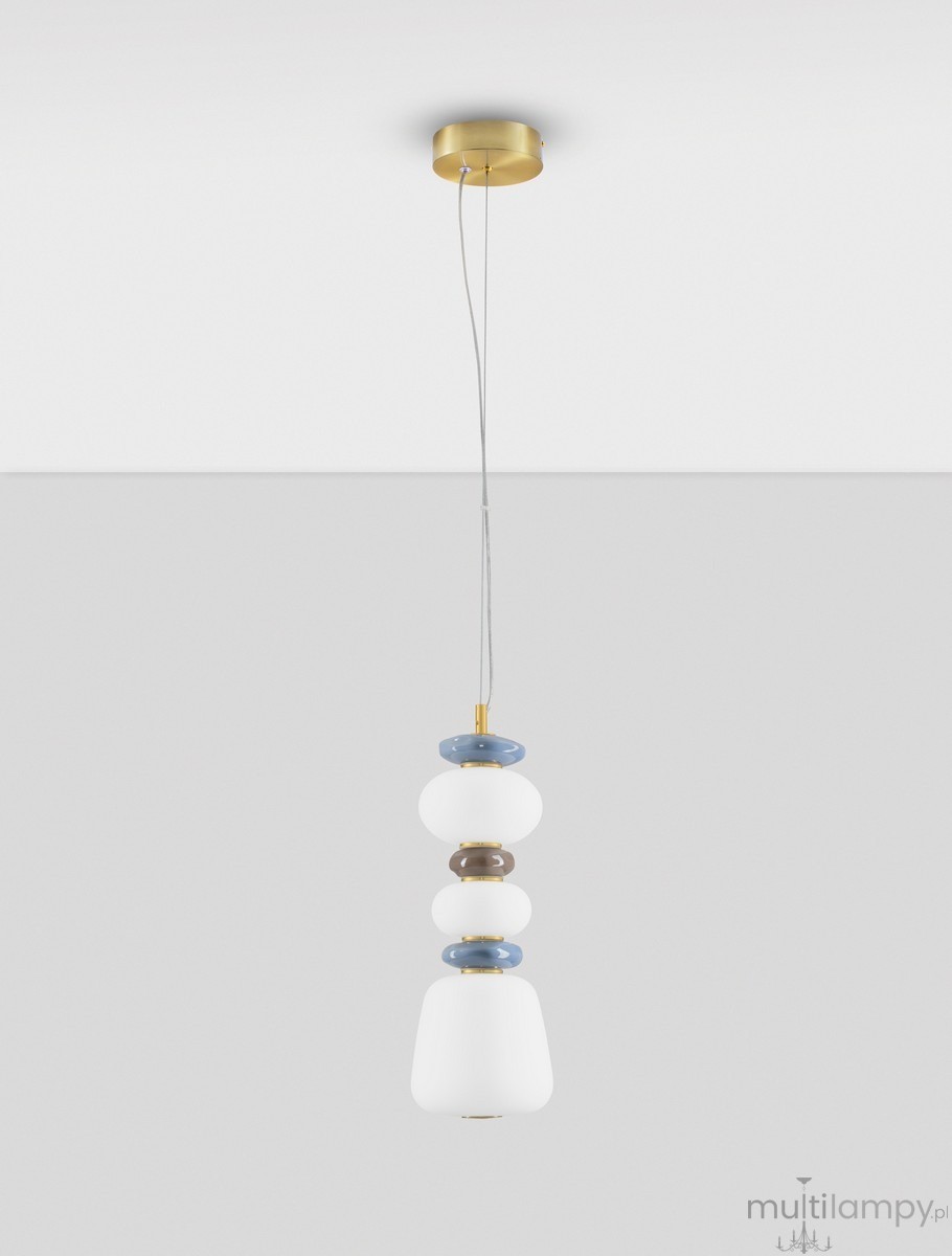 Lampa wisząca Felanzo z jedną diodą LED 20W, w kolorze złotym i multikolorowym. Okrągła podsufitka, z wiszącymi elementami w białym, niebieskim i brązowym kolorze, w kształcie kul i stożka. Ujęcie frontalne na prostym tle.