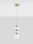 Lampa wisząca Felanzo z jedną diodą LED 20W, w kolorze złotym i multikolorowym. Okrągła podsufitka, z wiszącymi elementami w białym, niebieskim i brązowym kolorze, w kształcie kul i stożka. Ujęcie frontalne na prostym tle.