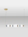 Lampa wisząca Felanzo z 1xLED, 28W, w złotym kolorze. Składa się z białych, matowych szklanych elementów w różnych kształtach oraz kolorowych akcentów w odcieniach niebieskiego i brązowego. Zawieszona na cienkich linkach.