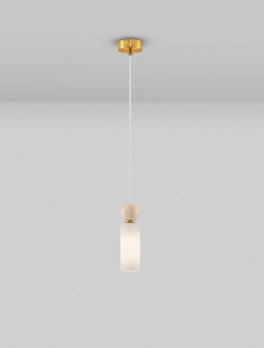 Lampa wisząca Corvizo 1xG9 w złotym wykończeniu. Posiada okrągły, kamienny element u góry oraz prostokątny klosz z matowego szkła. Zawieszona na cienkim, przezroczystym przewodzie, umieszczona na jednolitym, jasnym tle.