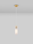 Lampa wisząca Corvizo 1xG9 w złotym wykończeniu. Posiada okrągły, kamienny element u góry oraz prostokątny klosz z matowego szkła. Zawieszona na cienkim, przezroczystym przewodzie, umieszczona na jednolitym, jasnym tle.