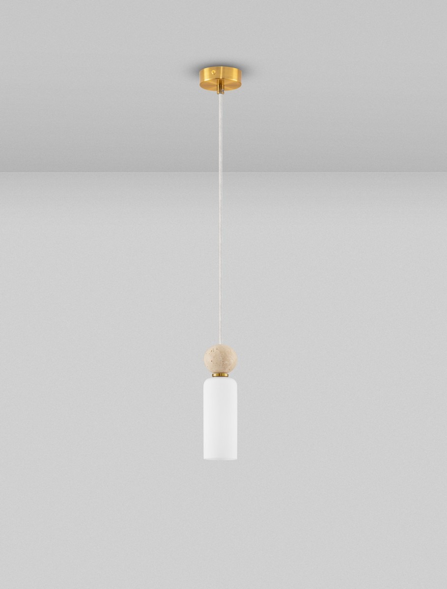 Lampa wisząca Corvizo 1xG9 w kolorze złotym, z białym kloszem i drewnianą kulą. Zawieszona na cienkim przewodzie, montowana do sufitu. Prosta forma, idealna do nowoczesnych wnętrz. Tło szare, minimalistyczne.