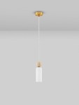 Lampa wisząca Corvizo 1xG9 w kolorze złotym, z białym kloszem i drewnianą kulą. Zawieszona na cienkim przewodzie, montowana do sufitu. Prosta forma, idealna do nowoczesnych wnętrz. Tło szare, minimalistyczne.