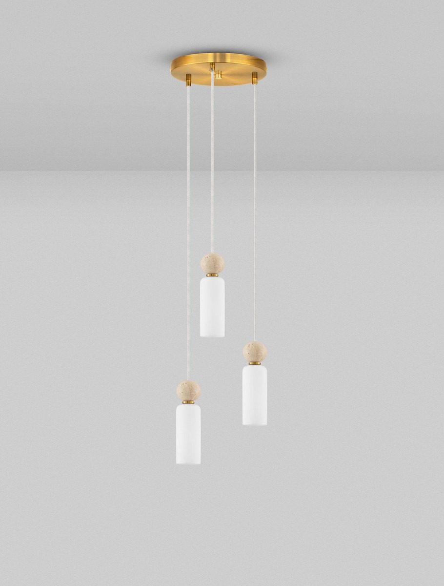 Lampa wisząca Corvizo 3xG9 w kolorze złotym. Posiada trzy białe klosze w kształcie cylindrów z naturalnymi, drewnianymi kulkami u góry, zawieszone na cienkich linach. Montaż sufitowy, minimalistyczny design na jasnym tle.