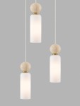 Lampa wisząca Corvizo 3xG9 w złotym wykończeniu. Składa się z trzech cylindrycznych kloszy w białym, matowym szkle, każdy z kamienną kulą na górze. Zawieszona na cienkich, białych przewodach, na szarym tle.