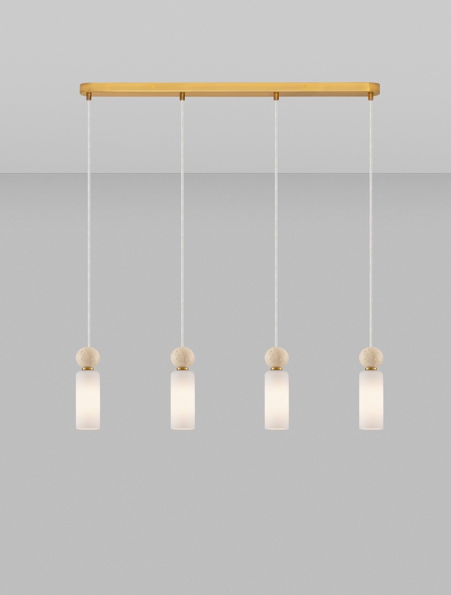 Lampa wisząca Corvizo 4xG9 w kolorze złotym, z czterema cylindrycznymi kloszami z matowego szkła zawieszonymi na długich, przezroczystych linkach. Każdy klosz zakończony drewnianą kulą. Ujęcie frontalne na prostokątną podstawę.