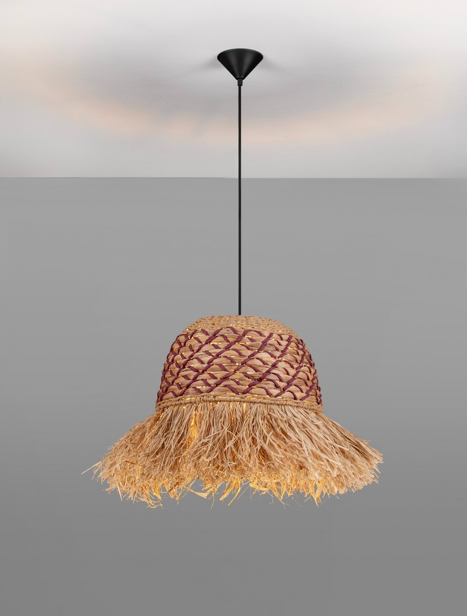 Lampa wisząca Fanliza z kloszem w kształcie stożka, wykonana z plecionego materiału w kolorze naturalnym z brązowymi akcentami. Zawieszona na cienkim czarnym przewodzie. Oświetlenie E27, idealna do nowoczesnych wnętrz.