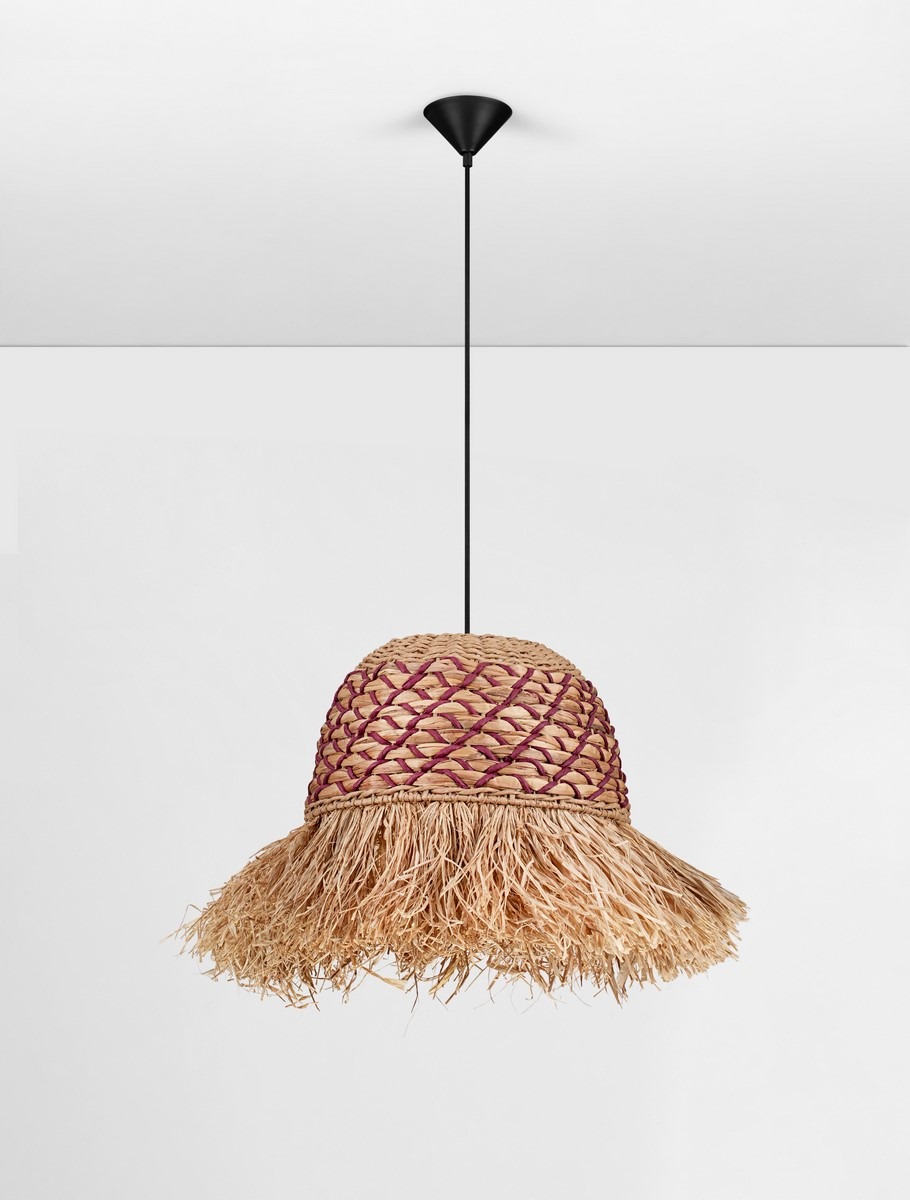 Lampa wisząca Fanliza z kloszem w kształcie stożka, wykonanym z plecionki w kolorze naturalnym z czerwonymi akcentami. Zawieszona na czarnym przewodzie, wisi w centralnej części obrazu na jednolitym tle. Idealna do nowoczesnych wnętrz.