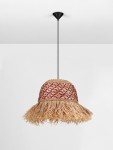 Lampa wisząca Fanliza z kloszem w kształcie stożka, wykonanym z plecionki w kolorze naturalnym z czerwonymi akcentami. Zawieszona na czarnym przewodzie, wisi w centralnej części obrazu na jednolitym tle. Idealna do nowoczesnych wnętrz.
