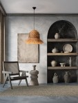 Lampa wisząca Fanliza 1xE27 w kolorze czarnym, z kloszem z hiacyntu wodnego. Umieszczona na czarnym przewodzie, w otoczeniu minimalistycznego wnętrza z drewnianymi półkami, ceramicznymi naczyniami i tekstylnym dywanem.