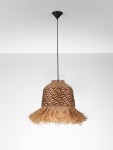 Lampa wisząca Fanliza z materiału hiacyntu wodnego, w kolorze naturalnym, z czarnym mocowaniem. Okrągły klosz z plecionką i frędzlami u dołu, zwisająca z cienkiego czarnego kabla, na jednolitym jasnym tle.