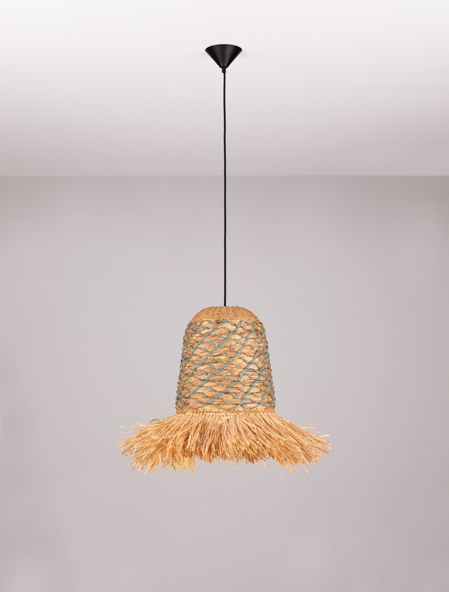Lampa wisząca Fanliza z abażurem w kształcie dzwonu, wykonana z plecionki w kolorze naturalnym, z ozdobnym frędzlem. Zawieszona na czarnym przewodzie, w stylu boho, idealna do nowoczesnych wnętrz.
