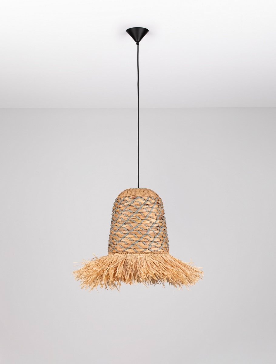 Lampa wisząca Fanliza z kloszem z hiacyntu wodnego w naturalnym kolorze, ozdobiona frędzlami, zawieszona na czarnym przewodzie. Klosz ma zaokrąglony kształt i jest montowany do sufitu. Tło proste, jasnoszare.