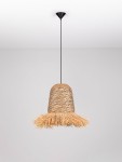 Lampa wisząca Fanliza z kloszem z hiacyntu wodnego w naturalnym kolorze, ozdobiona frędzlami, zawieszona na czarnym przewodzie. Klosz ma zaokrąglony kształt i jest montowany do sufitu. Tło proste, jasnoszare.
