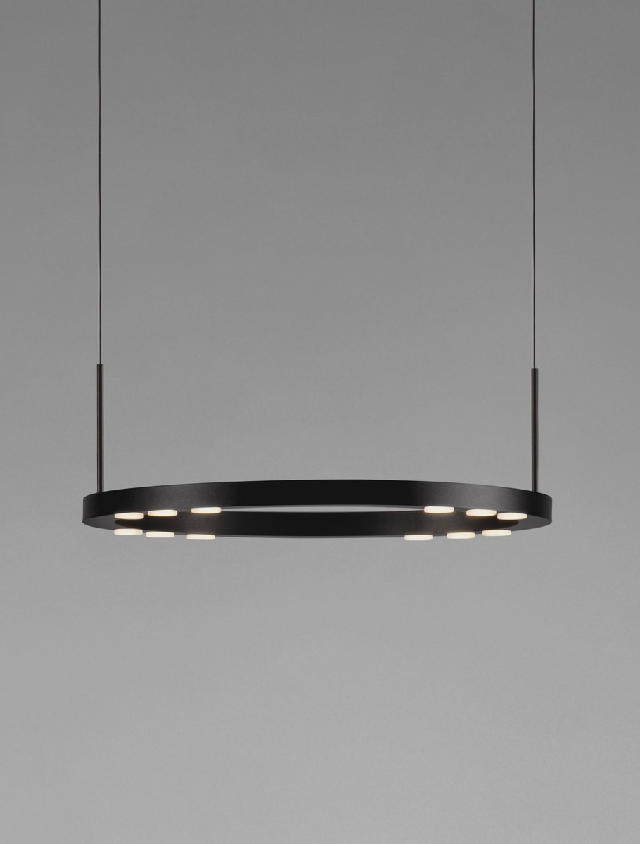 Lampa wisząca Carenso w kolorze czarnym, z okrągłym, matowym kloszem, zawieszeniem na cienkich linkach, z sześcioma wbudowanymi diodami LED, o mocy 29W, zawieszona w centralnej pozycji na jednolitym tle.
