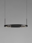 Lampa wisząca Carenso w kolorze czarnym, z okrągłym, matowym kloszem, zawieszeniem na cienkich linkach, z sześcioma wbudowanymi diodami LED, o mocy 29W, zawieszona w centralnej pozycji na jednolitym tle.
