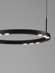 Lampa wisząca Carenso 1xLED 29W w czarnym kolorze, w kształcie okrągłego pierścienia. Widoczne osiem okrągłych źródeł światła LED wzdłuż obrzeża. Zawieszona na cienkim przewodzie, na jednolitym szarym tle.