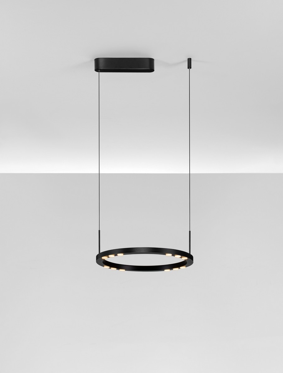 Czarna lampa wisząca Carenso z jednym źródłem światła LED 29W, w kształcie okręgu, zawieszona na cienkich linkach. Minimalistyczny design z widocznymi diodami LED wzdłuż obrzeża. Montaż sufitowy, idealna do nowoczesnych wnętrz.