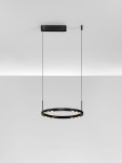 Czarna lampa wisząca Carenso z jednym źródłem światła LED 29W, w kształcie okręgu, zawieszona na cienkich linkach. Minimalistyczny design z widocznymi diodami LED wzdłuż obrzeża. Montaż sufitowy, idealna do nowoczesnych wnętrz.