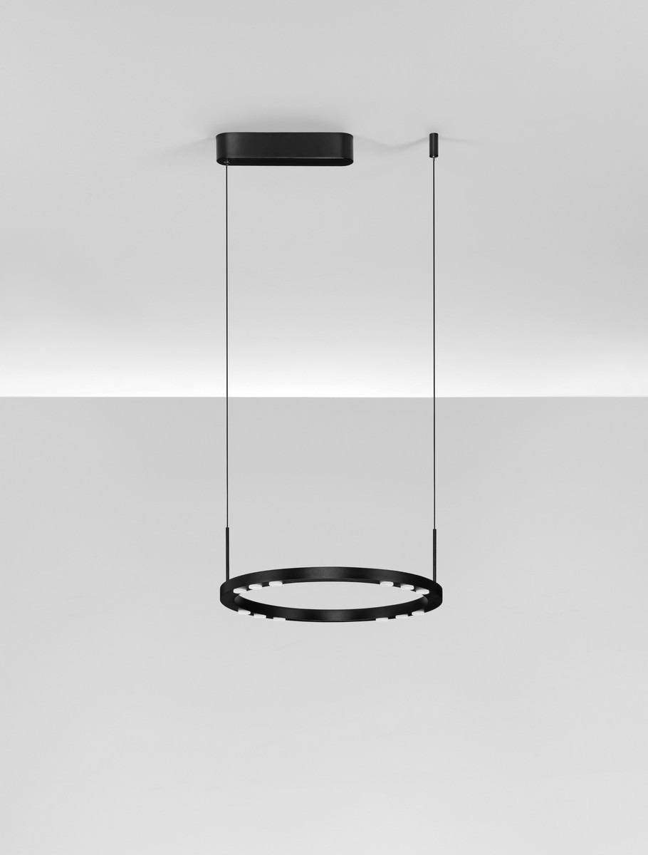 Czarna lampa wisząca Carenso z jedną diodą LED 29W, w kształcie okręgu, zawieszona na cienkich linkach. Wyróżnia się minimalistycznym designem i metalową konstrukcją. Montaż sufitowy, neutralne tło.