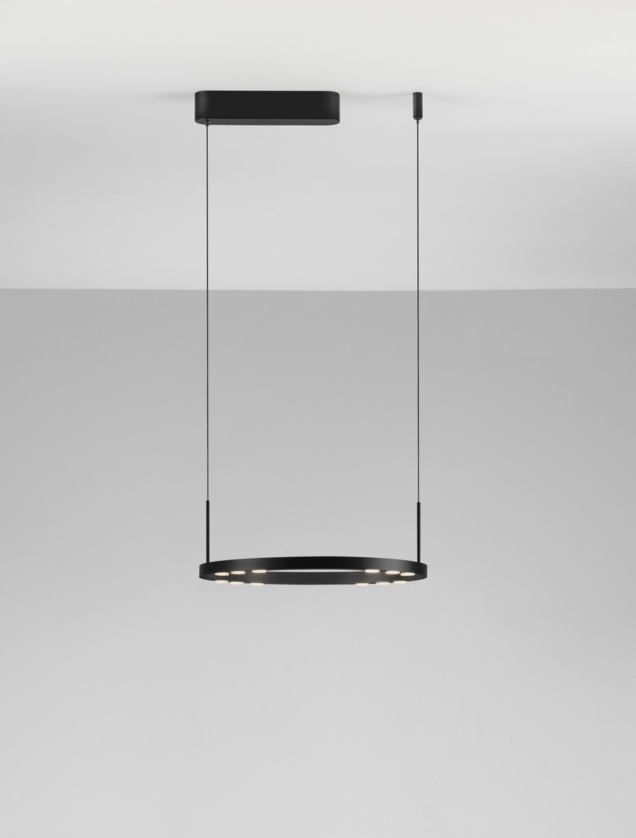 Lampa wisząca Carenso w kolorze czarnym z jednym źródłem światła LED o mocy 29W. Posiada okrągły kształt, zawieszona na cienkich linkach, montowana do sufitu. Prosta, nowoczesna forma, idealna do minimalistycznych wnętrz.