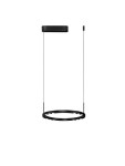 Czarna lampa wisząca Carenso z jedną diodą LED 29W, w minimalistycznym designie. Posiada prostokątny sufitowy uchwyt oraz okrągły, otwarty klosz z widocznymi diodami. Zawieszona na cienkich linkach, prezentuje nowoczesny styl.