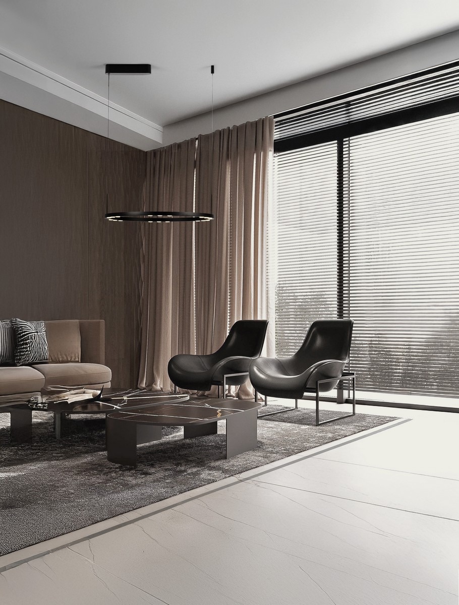 Lampa wisząca Carenso z jedną diodą LED o mocy 34W, w kolorze czarnym, zamontowana na cienkich linkach. Produkt znajduje się w nowoczesnym wnętrzu z sofą, fotelami i dużymi oknami, na tle jasnych zasłon i drewnianej ściany.