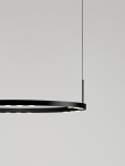 Czarna lampa wisząca Carenso z jedną żarówką LED o mocy 34W, o okrągłym kształcie, zawieszona na cienkim przewodzie. Widoczne są diody LED umieszczone wzdłuż obręczy, na jednolitym szarym tle.