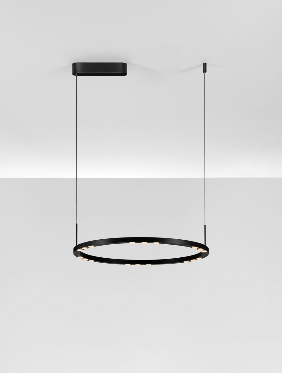 Lampa wisząca Carenso z jedną diodą LED o mocy 34W, w kolorze czarnym. Okrągły kształt z delikatnymi, jasnymi detalami. Zamontowana na prostokątnej, czarnej podstawie, zawieszona na cienkich linkach, prezentująca nowoczesny design.