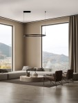 Lampa wisząca Carenso 1xLED 46W w kolorze czarnym, okrągła, zawieszona na cienkich linkach. Zainstalowana w nowoczesnym wnętrzu z dużymi oknami, w otoczeniu minimalistycznych mebli i naturalnych kolorów.
