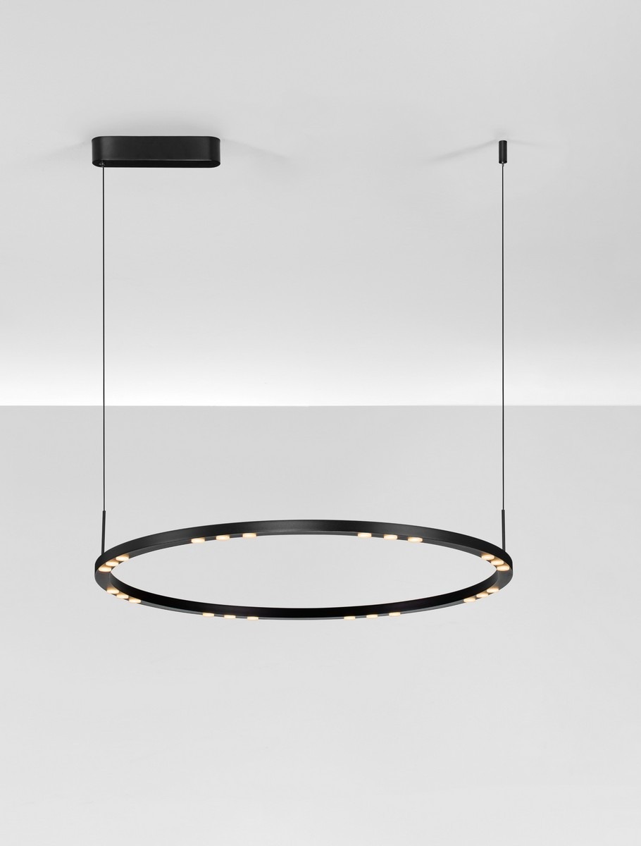 Czarna lampa wisząca Carenso z jedną diodą LED o mocy 46W, w kształcie okręgu. Zawieszona na cienkich linkach, z minimalistycznym, prostokątnym mocowaniem sufitowym. Oświetlenie z dekoracyjnymi diodami LED wzdłuż krawędzi.