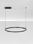 Czarna lampa wisząca Carenso z jedną diodą LED o mocy 46W, w kształcie okręgu. Zawieszona na cienkich linkach, z minimalistycznym, prostokątnym mocowaniem sufitowym. Oświetlenie z dekoracyjnymi diodami LED wzdłuż krawędzi.