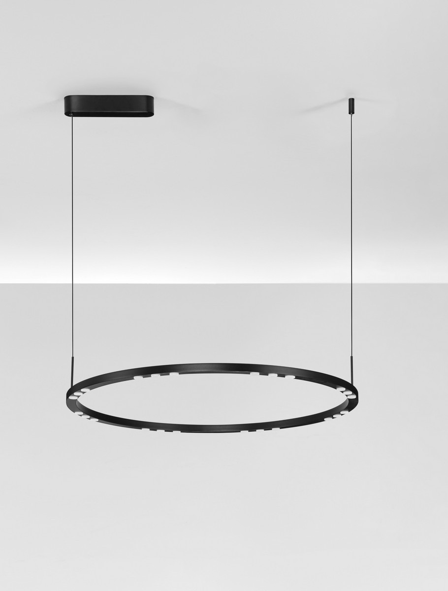 Lampa wisząca Carenso 1xLED 46W w kolorze czarnym, o okrągłym kształcie. Zawieszona na cienkich linkach z metalowym mocowaniem sufitowym. Prosty, nowoczesny design, idealna do nowoczesnych wnętrz. Wbudowane źródło LED.