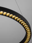 Lampa wisząca Tarvana 1xLED 27W w kolorze czarnym, z okrągłym kształtem, zdobiona złotymi detalami w postaci wypukłych elementów. Widok z góry, ukazujący unikalne wykończenie oraz zawieszenie.