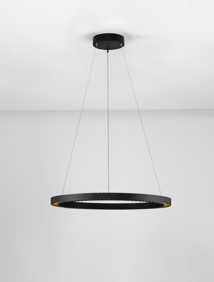 Czarna lampa wisząca Tarvana z jedną diodą LED 27W, w kształcie okręgu, zawieszona na cienkich linkach. Wnętrze lampy ma złote wykończenie, co kontrastuje z matową powierzchnią. Lampa znajduje się na jasnym tle, co podkreśla jej nowoczesny design.
