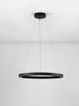 Lampa wisząca Tarvana o średnicy okrągłej, czarnej obudowie, z jedną diodą LED 27W. Zawieszona na cienkich linkach, z widocznym wewnętrznym oświetleniem. Prosta stylistyka, idealna do nowoczesnych wnętrz. Tło w jasnym kolorze.