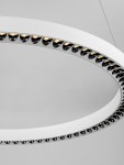 Lampa wisząca Tarvana 1xLED 27W w kolorze białym, z okrągłym abażurem. U góry widoczne czarne detale, które odzwierciedlają światło. Kąt ujęcia z góry, prezentujący strukturę i wykończenie lampy.