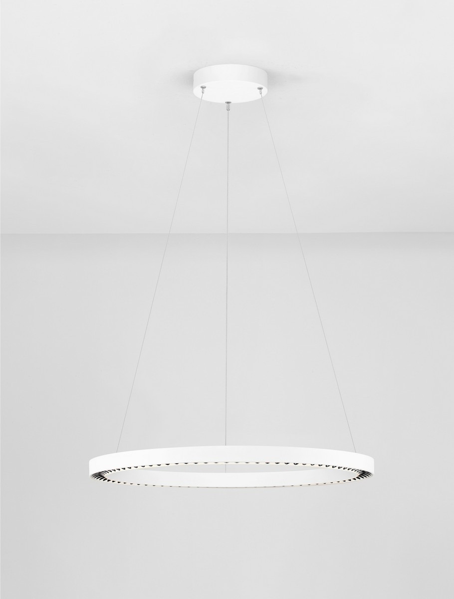 Lampa wisząca Tarvana 1xLED 27W w kolorze białym. Okrągły, minimalistyczny kształt z metalowym mocowaniem. Zawieszona na cienkich linkach, idealna do nowoczesnych wnętrz. W tle jednolita, jasna powierzchnia.