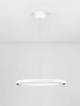 Lampa wisząca Tarvana 1xLED 27W w kolorze białym. Okrągły, minimalistyczny kształt z metalowym mocowaniem. Zawieszona na cienkich linkach, idealna do nowoczesnych wnętrz. W tle jednolita, jasna powierzchnia.