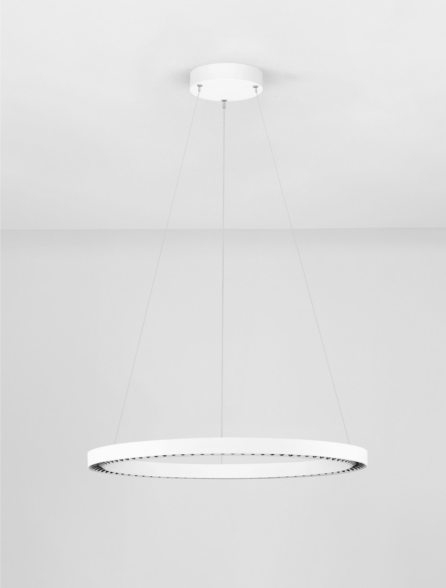 Lampa wisząca Tarvana z pojedynczym źródłem LED 27W, w kolorze białym. Okrągły kształt z cienką ramą, zawieszona na cienkich linkach. Prosty design, idealna do nowoczesnych wnętrz, na jasnym tle.