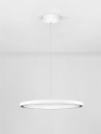 Lampa wisząca Tarvana z pojedynczym źródłem LED 27W, w kolorze białym. Okrągły kształt z cienką ramą, zawieszona na cienkich linkach. Prosty design, idealna do nowoczesnych wnętrz, na jasnym tle.