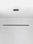 Lampa wisząca Tarvana 1xLED 27W w kolorze czarnym, o prostokątnym kształcie, zawieszona na cienkich linkach. Montaż sufitowy, minimalistyczny design, idealna do nowoczesnych wnętrz. Tło jasnoszare, podkreślające elegancję lampy.