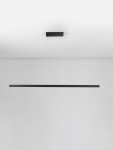 Lampa wisząca Tarvana 1xLED 27W w kolorze czarnym, w formie długiego, prostokątnego panelu, zawieszona na dwóch cienkich linkach. Montowana do sufitu, idealna do nowoczesnych wnętrz. Tło jasne, minimalistyczne.