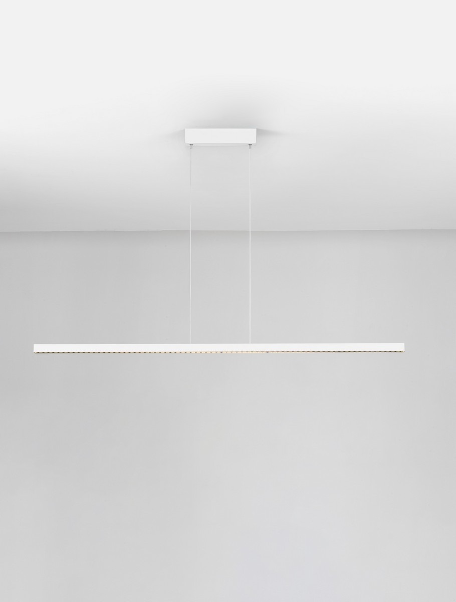 Lampa wisząca Tarvana 1xLED 27W w kolorze białym, o prostokątnym kształcie i minimalistycznym designie. Zawieszona na cienkich żyłkach, montowana do sufitu, z eleganckim, płaskim mocowaniem. Idealna do nowoczesnych wnętrz.